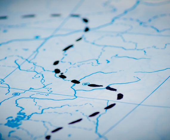 Sicherheit durch professionelle Absicherung von Überbreiten-Transporten.