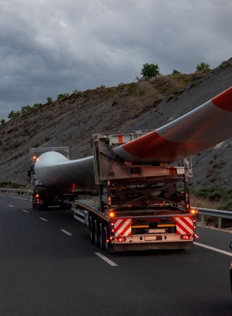 Einsatz von VSF Verkehrssicherungsfahrzeugen zur Transportabsicherung.